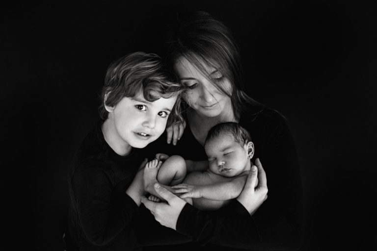 newborn con mamá y hermano sevilla