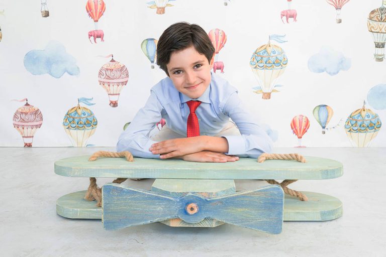 foto niño comunion en un avión